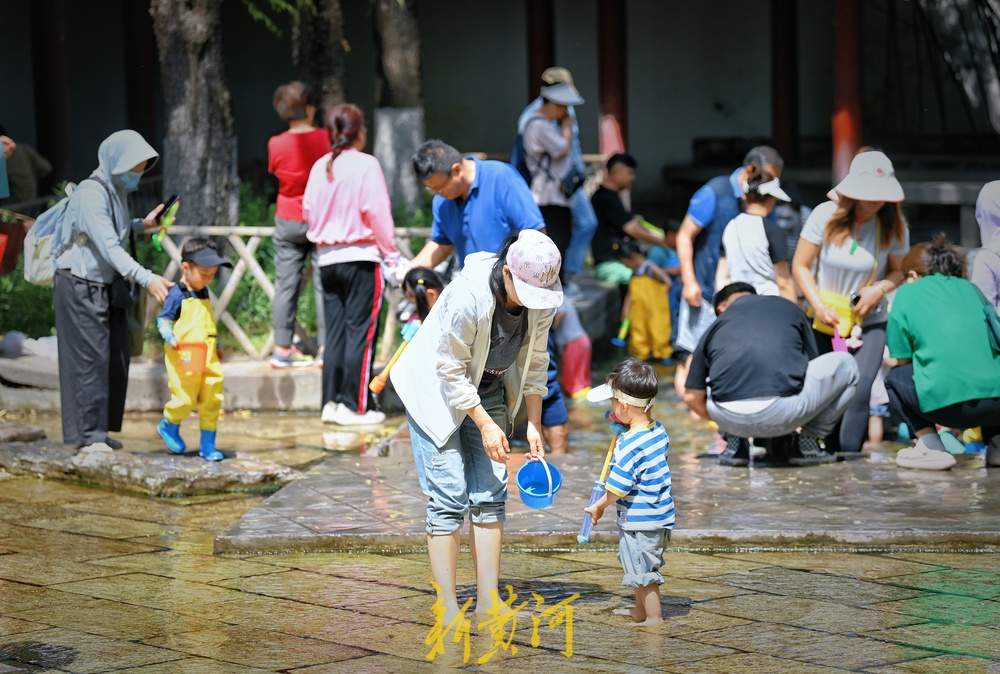 泉城发布高温橙色预警，市民泉畔戏水觅清凉