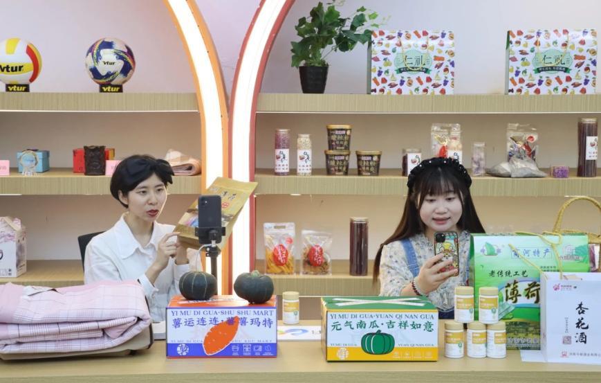融媒·见证丨方寸直播间，撬动县域经济发展——小屏幕里的大产业