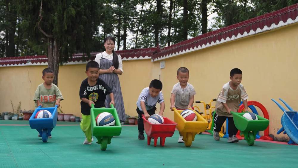 黑板前的你｜守护山村小学23年的“全能老师”