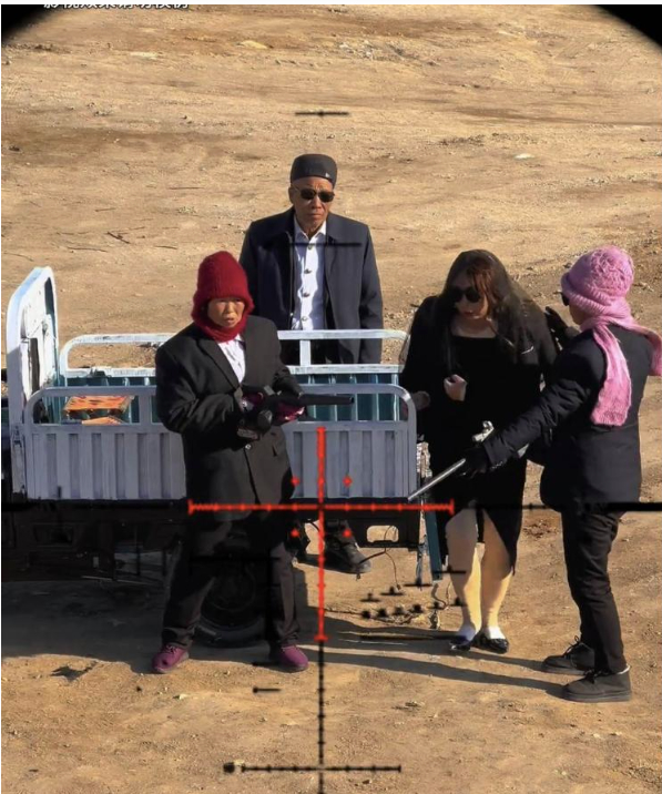 “银发剧组”68岁大娘为翻拍《甄嬛传》经典镜头勤练习