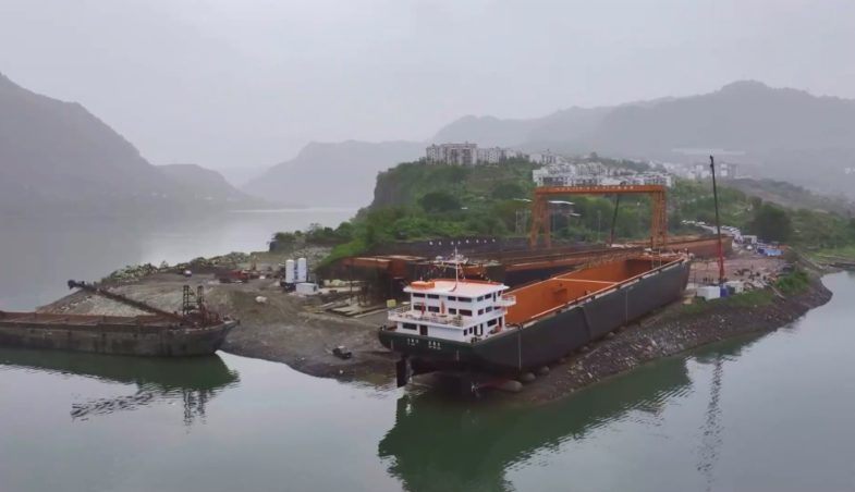 金沙江流域首艘万吨级新能源货轮下水