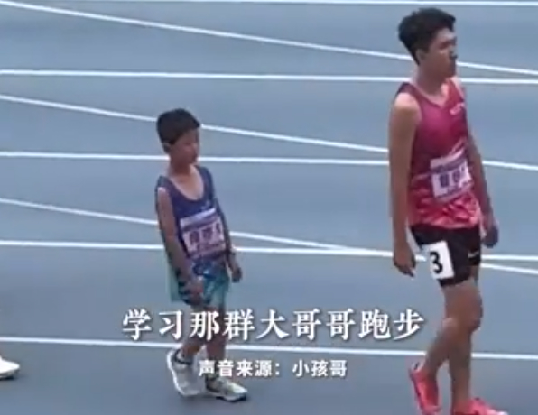 男子400米公开赛惊现小孩哥 原来是妈妈误报比赛