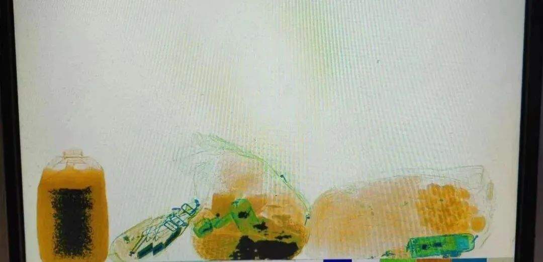 行李箱里“爸妈满满的爱”,都能带上火车吗?