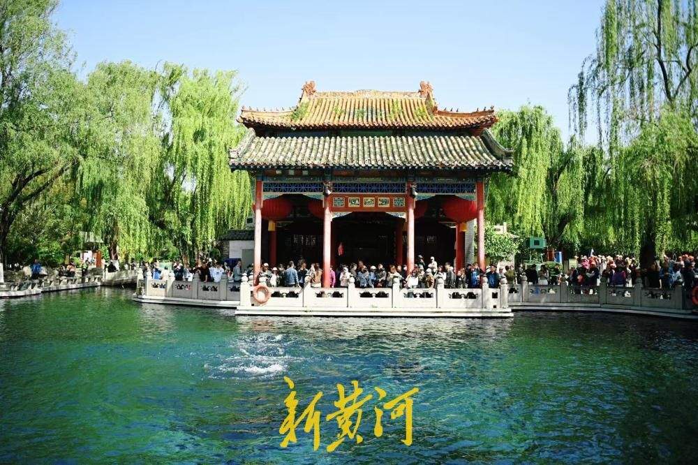 谷雨节气 济南趵突泉群泉欢歌人潮涌