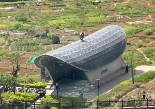 杭州一地铁口被吐槽像棺材，官方回应设计初衷