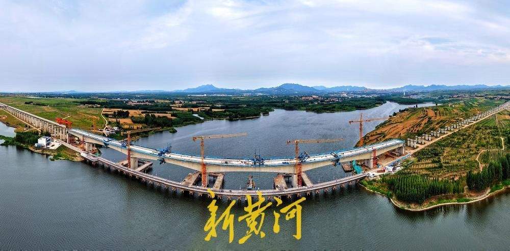 潍宿高铁至青岛连接线跨墙夼水库十万吨级特大桥成功合龙
