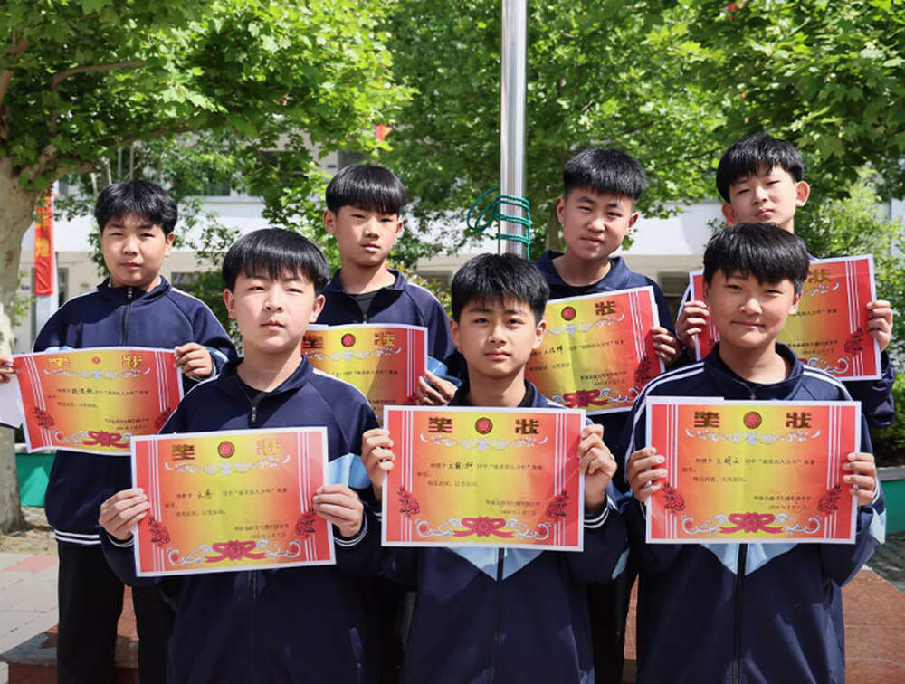 “要帮忙不？”山东七名少年帮游客推车温暖全网