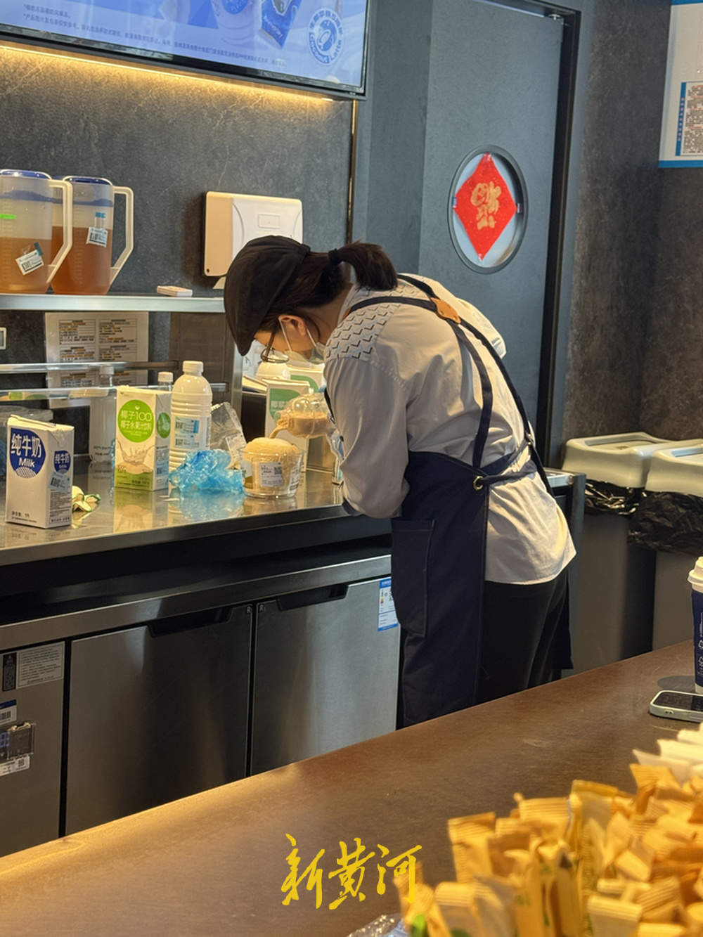 瑞幸咖啡限量新品“椰子蛋”遭吐槽 客服：下架时间待定，易洒问题将升级改善