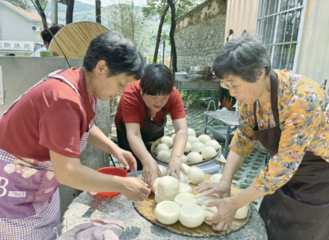 周末提供免费大锅菜！南部山区外石村免费午餐迎客来