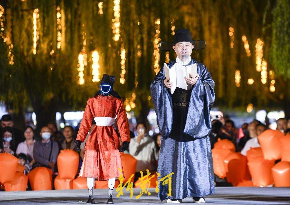 济南：中秋拜月大典融入科技元素 智能机器人穿汉服拜月