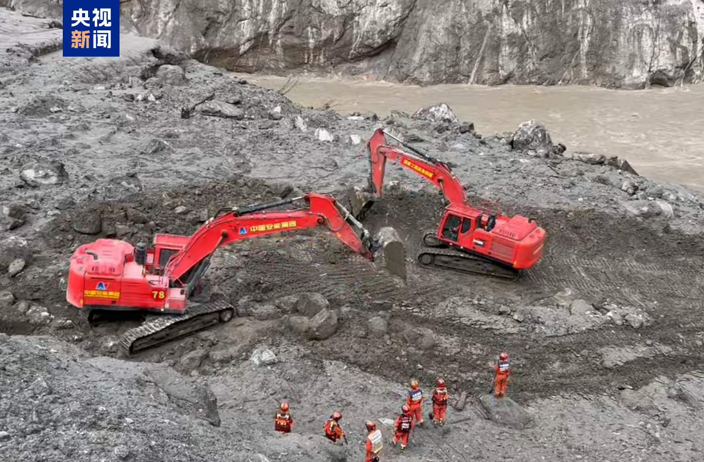 G216国道即将抢通 已有大型机械进入核心区搜救