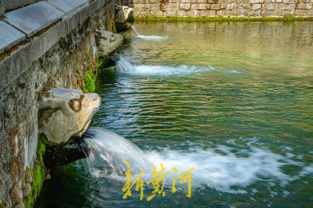 一年四季 泉在济南｜黑虎泉水位小幅回升 游人泉畔享清凉