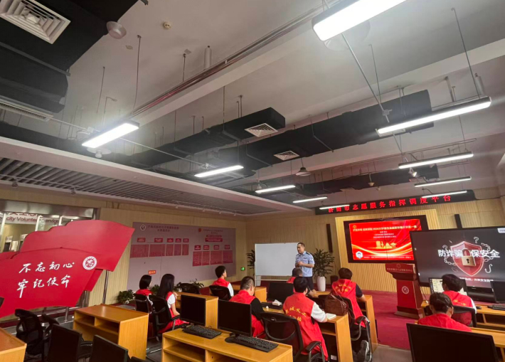 护航青春 远离贷险 泉城义工开展大学新生防诈骗公益宣讲