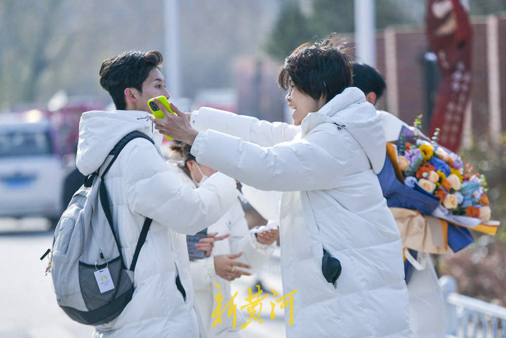 济南艺考现场打分揭晓成绩 考点外有欢笑亦有泪水