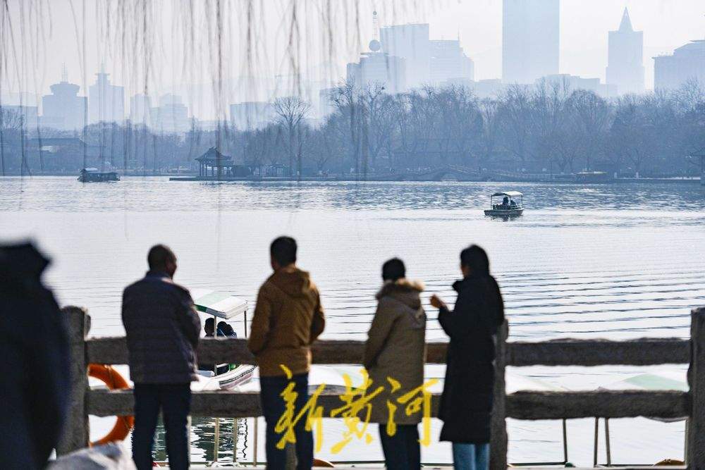 一年四季 泉在济南丨冬日暖阳短暂回归，市民大明湖畔享惬意时光