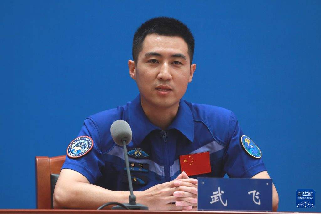 神二十一乘组“最长太空出差”归来后首次公开亮相