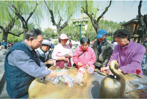 赏春新体验 护城河畔泉水直饮点市民游客络绎不绝