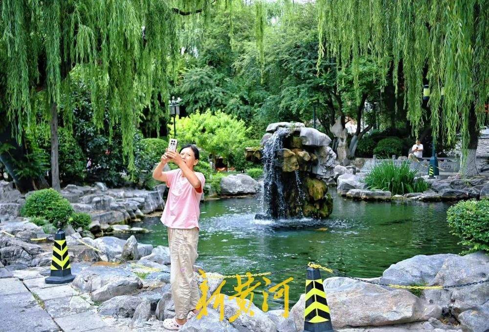 端午假期遇夏至，月牙飞瀑迎客来