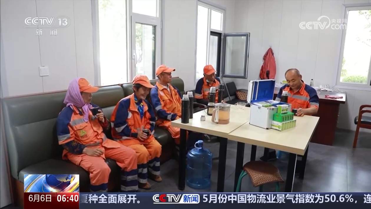 高温来袭 各地积极应对 暖心举措助户外工作者应对高温“烤”验