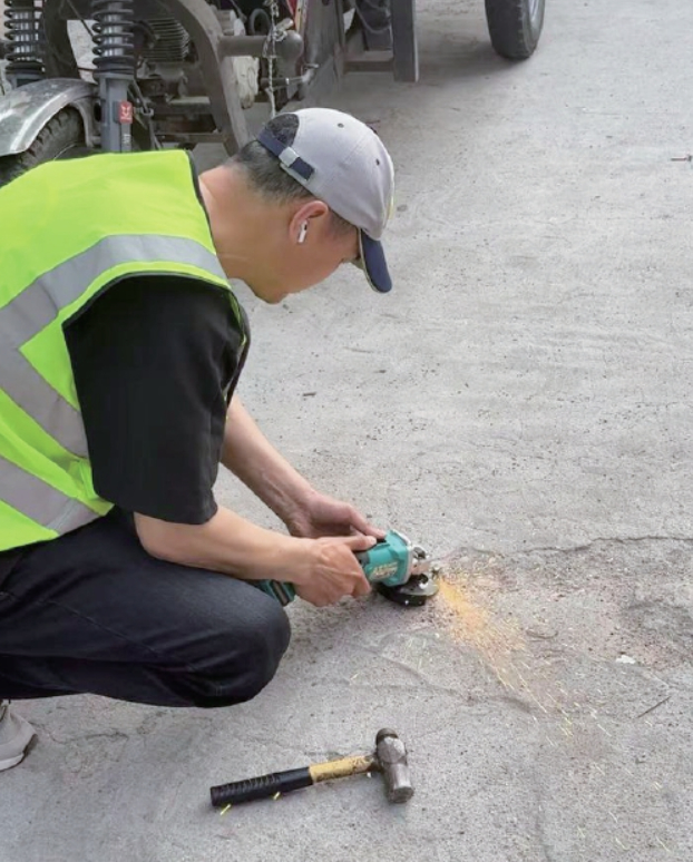 “半小时拔出50颗地钉” 热心市民当“马路医生”清除地钉