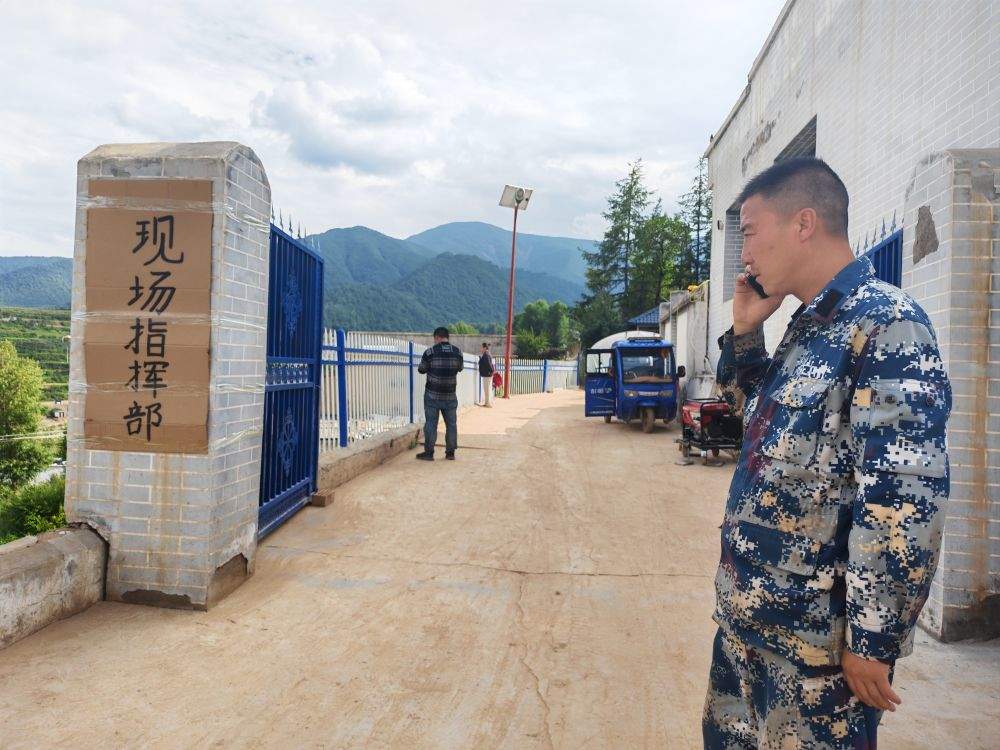 党旗在基层一线高高飘扬