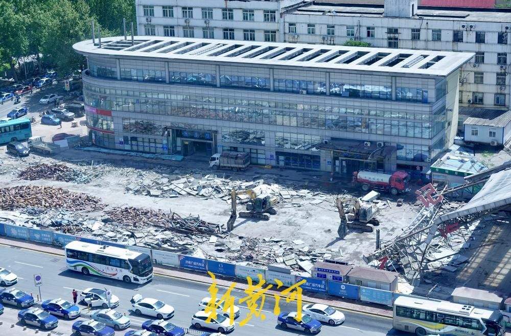 广场汽车站顶棚拆除 天龙大厦与地齐平