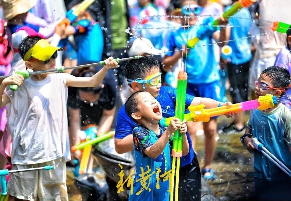 济南网红“大胡子叔叔”获评五龙潭“2026年度泼水节爱心大使”