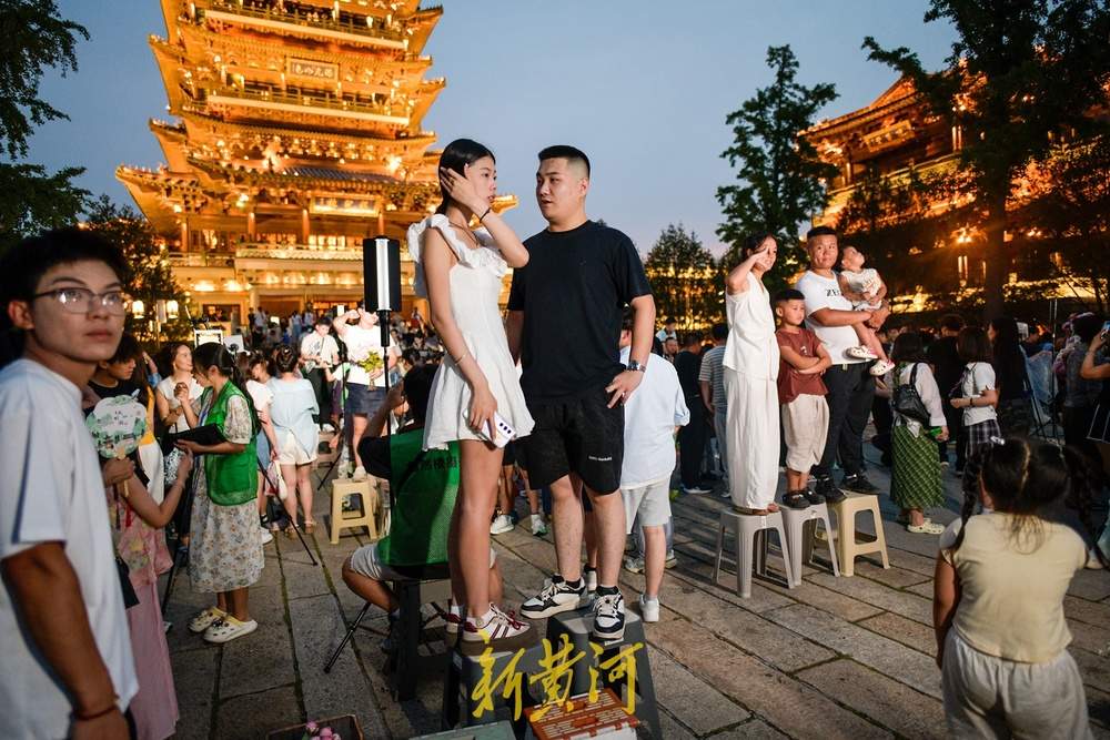 走红两年来，济南超然楼亮灯打卡持续火爆