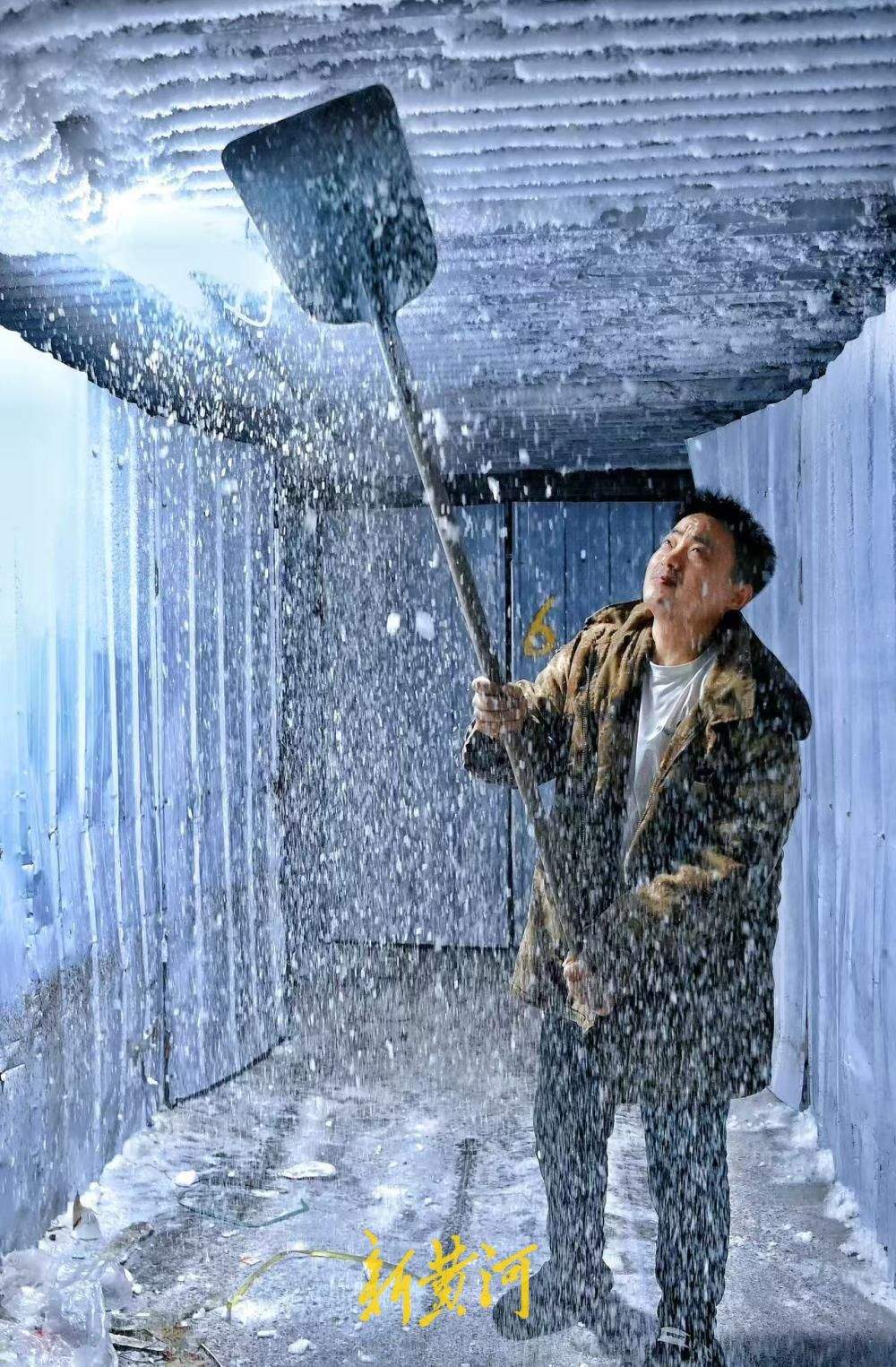 温差近60℃！济南冷库工人凿冰除霜，每日短袖棉大衣来回切换