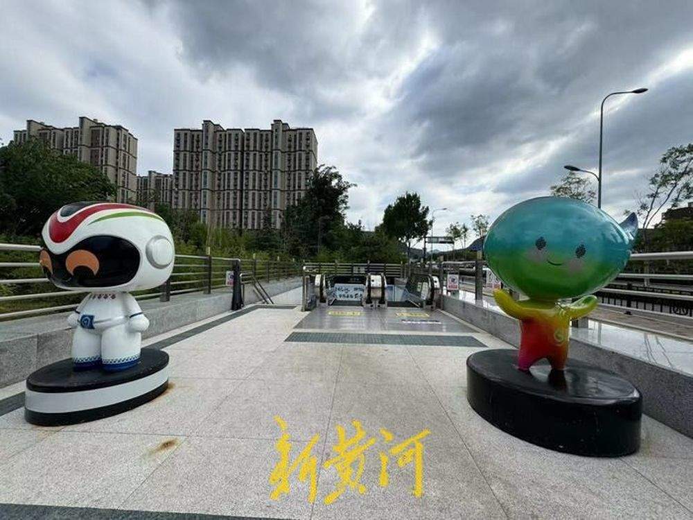 济南地铁3号线部分地铁口露天敞开，市民担心雨天存隐患，官方回应