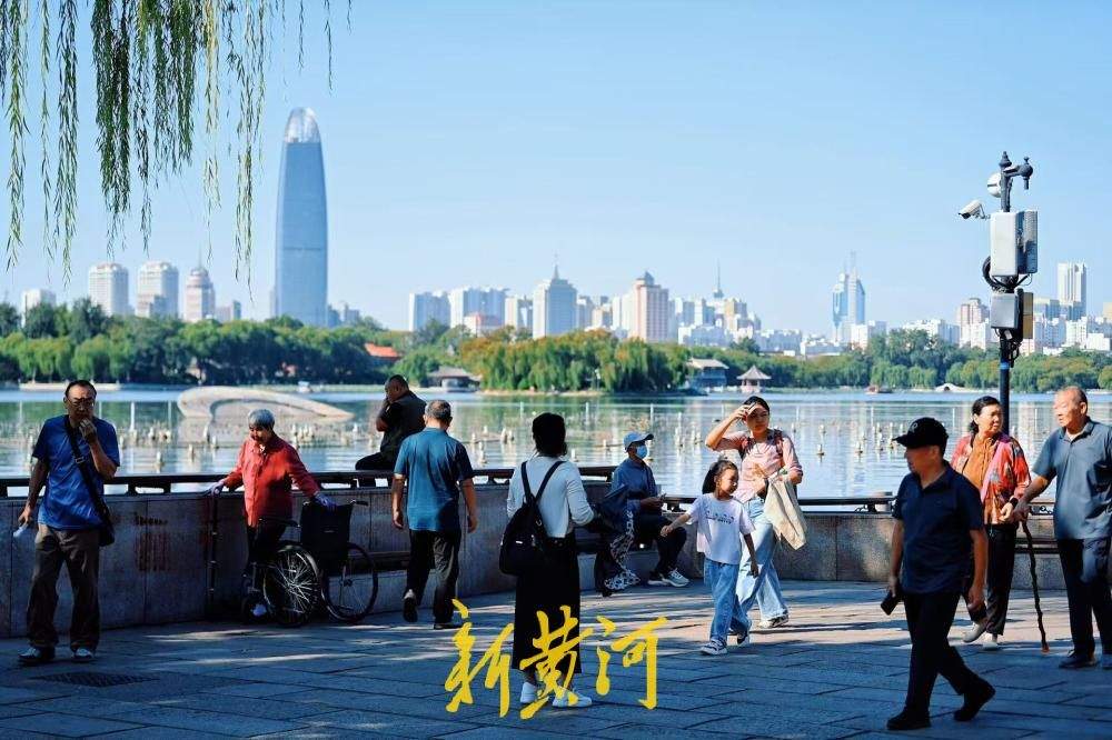 一年四季 泉在济南丨秋暖泉城，明湖晴空揽游人