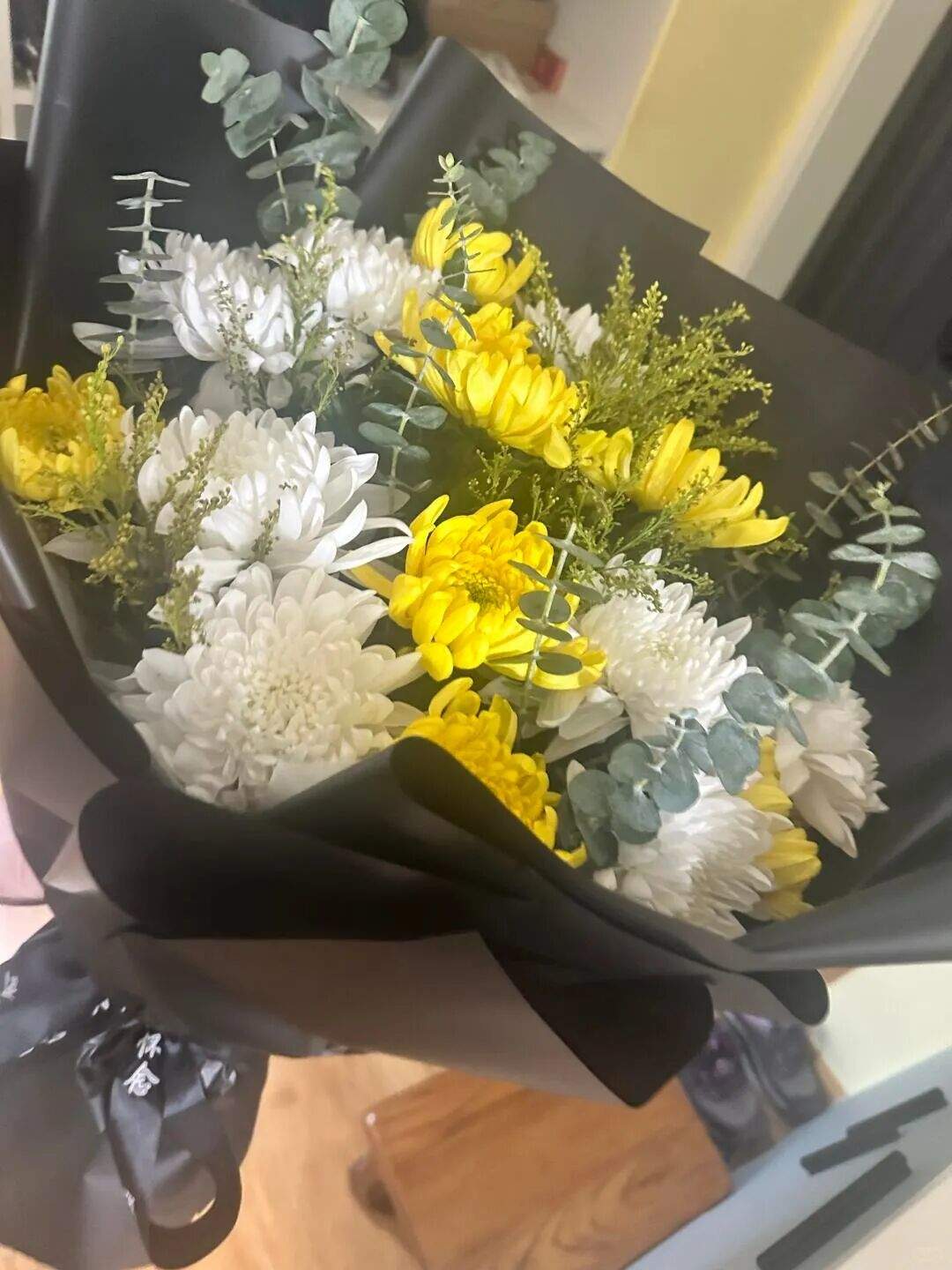 高中生买99朵康乃馨为母亲庆生，却收到写着“缅怀逝者”的菊花，店家：骑手送错了；当事人：和骑手确认过，并不是他们的责任