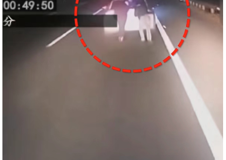 新能源车高速上电量耗尽 2人下车推行被撞身亡 交通安全提醒