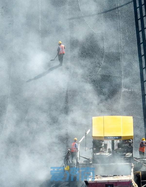 跨越济广高速连接跨黄大桥，济南齐鲁大道北延新建高架开铺沥青