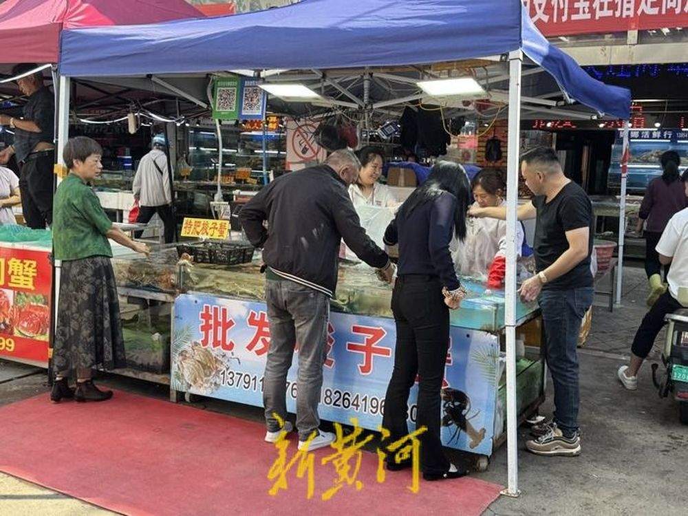 “双节”临近，济南市场百元以下水果礼盒热销，大闸蟹下周将迎销售高峰