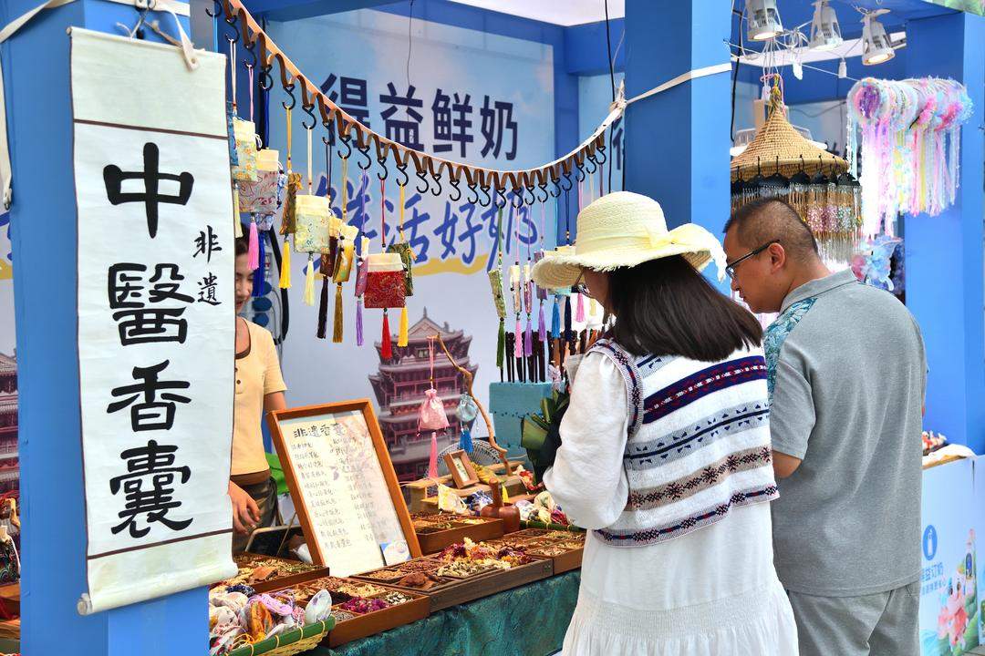湖风、音乐、精酿！来济南大明湖，开启夏夜微醺的湖畔漫游