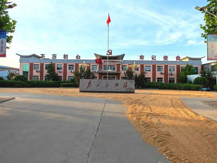 山东多个乡镇开放政府大院给农民晒粮