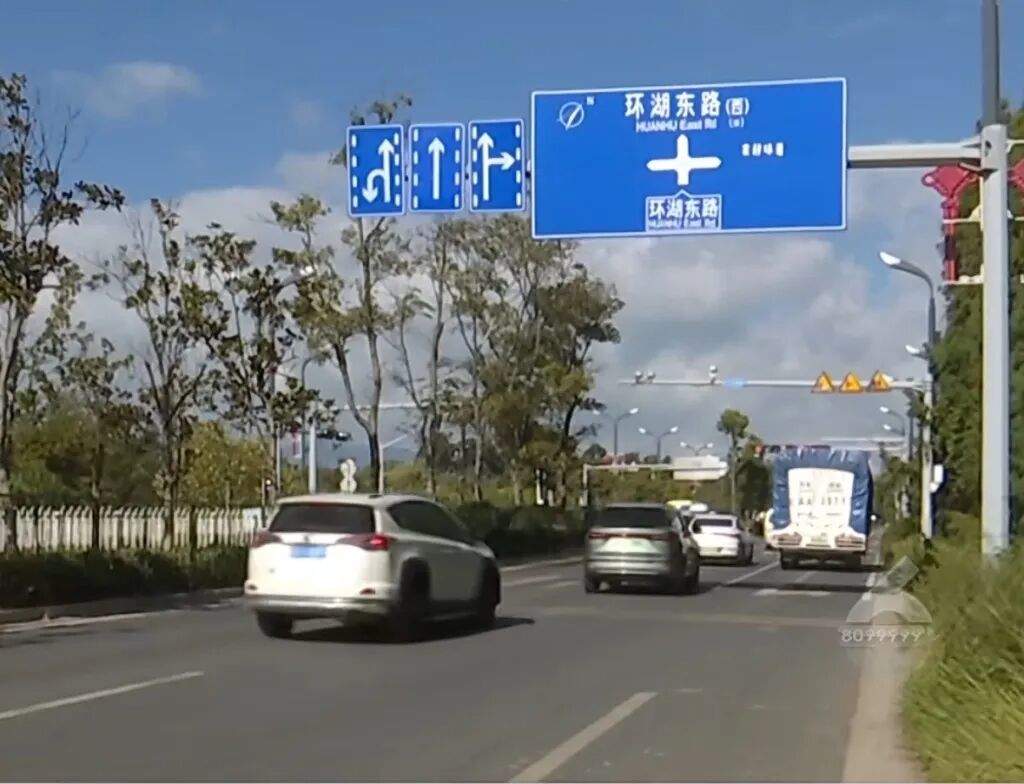 昆明一路口交通标牌现餐厅广告，警方：老板趁夜搭梯子贴的，罚款500元并批评教育