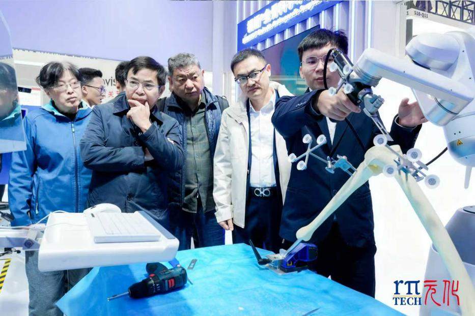 深企元化智能携全国首个全自研骨科手术机械臂亮相COA2025