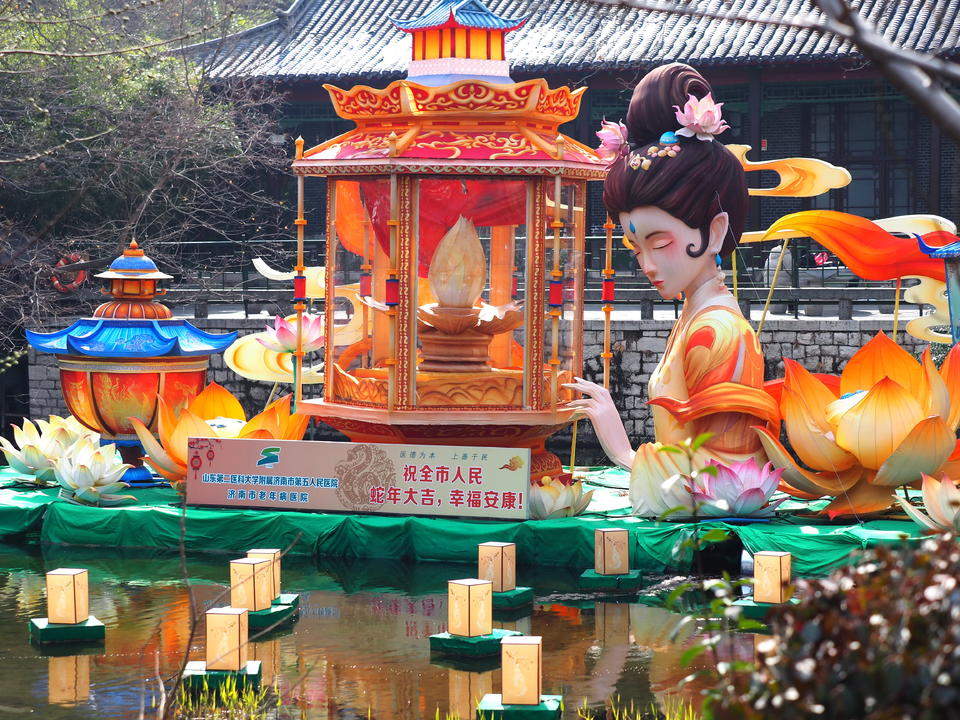 趵突泉畔花灯绮丽，春光里续写华章