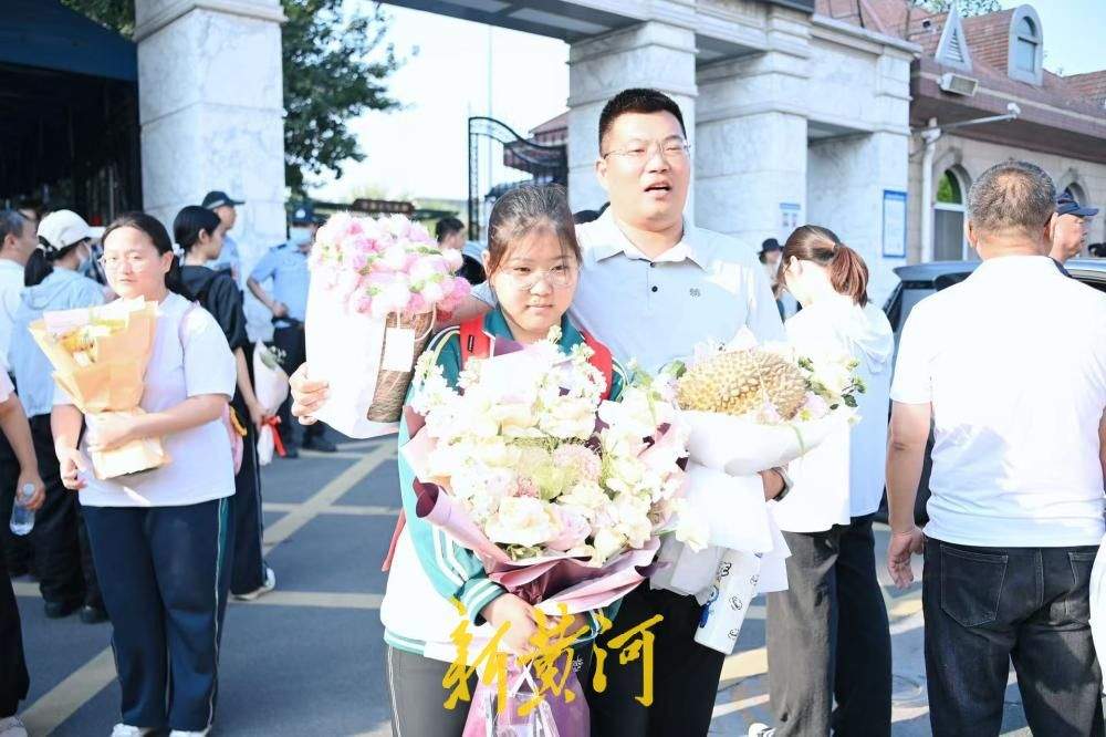 高考圆满落幕 温情合影定格济南考生逐梦瞬间