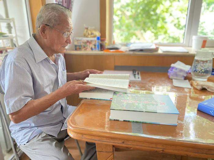 “手写+录入”，济南一86岁老人历时25年写下百万字时代记忆