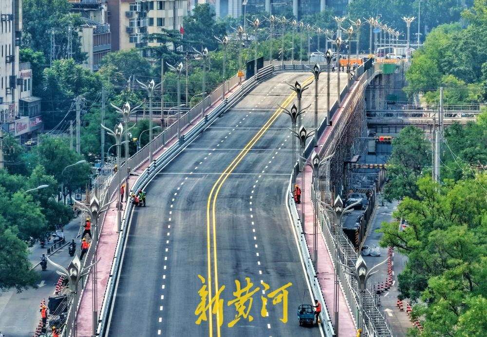济南纬二路跨铁路天桥桥上路段改造完工