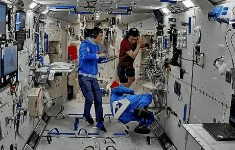 航天员在太空如何量体重 亿点点物理知识和科技手段