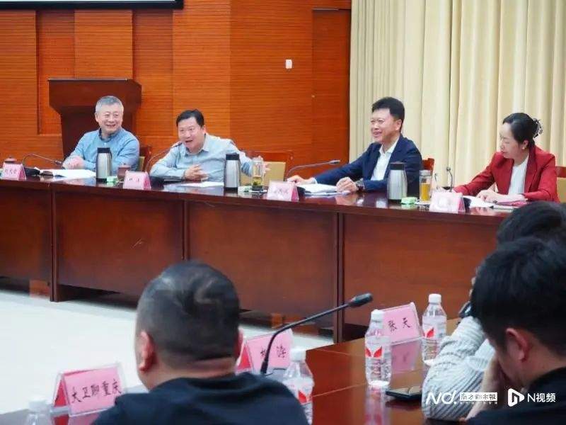 “网红书记”高洪波告别荣昌，骑自行车离开