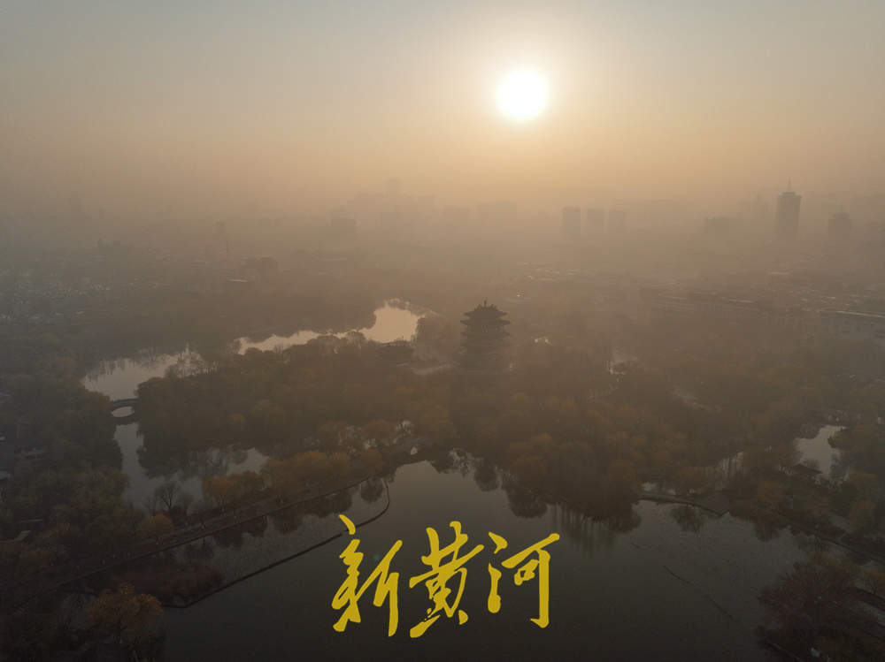 济南冬日晨雾绘就水墨明湖