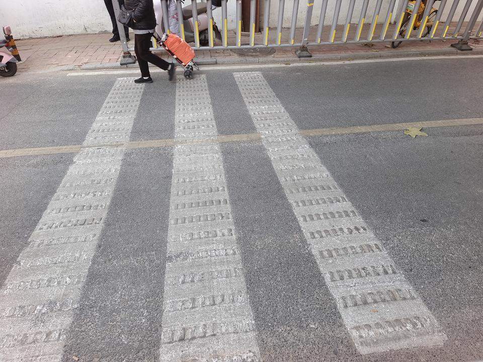 济南山师北街新建过街天桥，方便了学生也便利了过往车辆