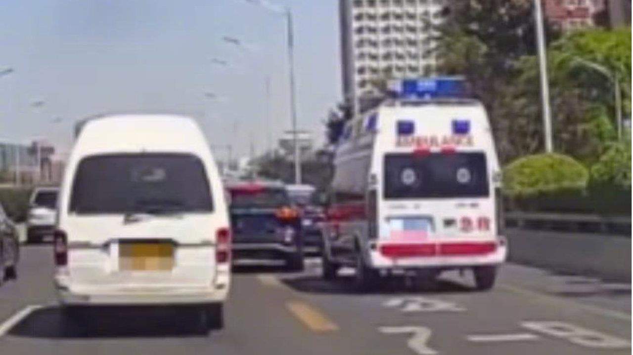 私家车多次别挡救护车 交警:双方开斗气车 均已处罚