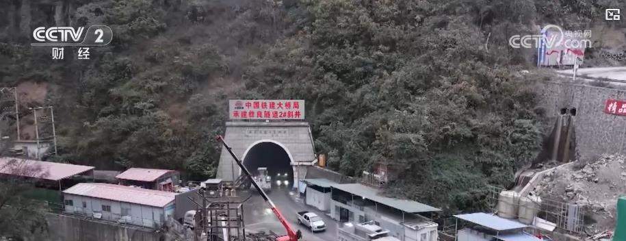 我国时速350公里高铁最长隧道贯通 渝昆行车时间将压至2.5小时
