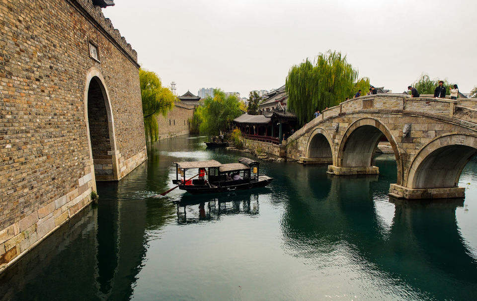 明水古城幽雅安静，游客沉醉于水城一色的美景之中